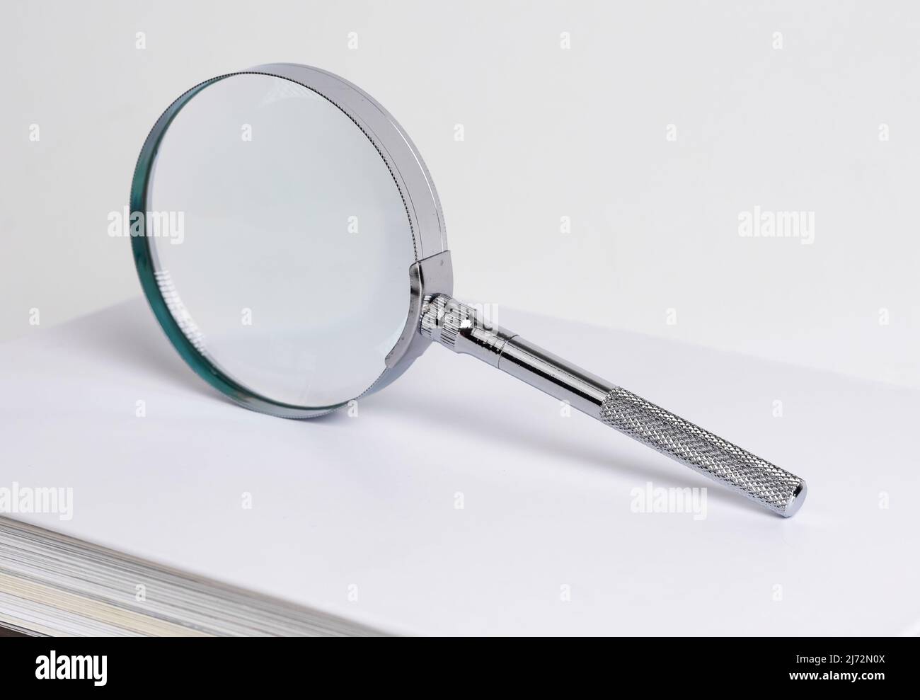 Lupa, lente de lupa para análisis, revisión, comprobación, investigación. Fotografías de alta calidad Foto de stock