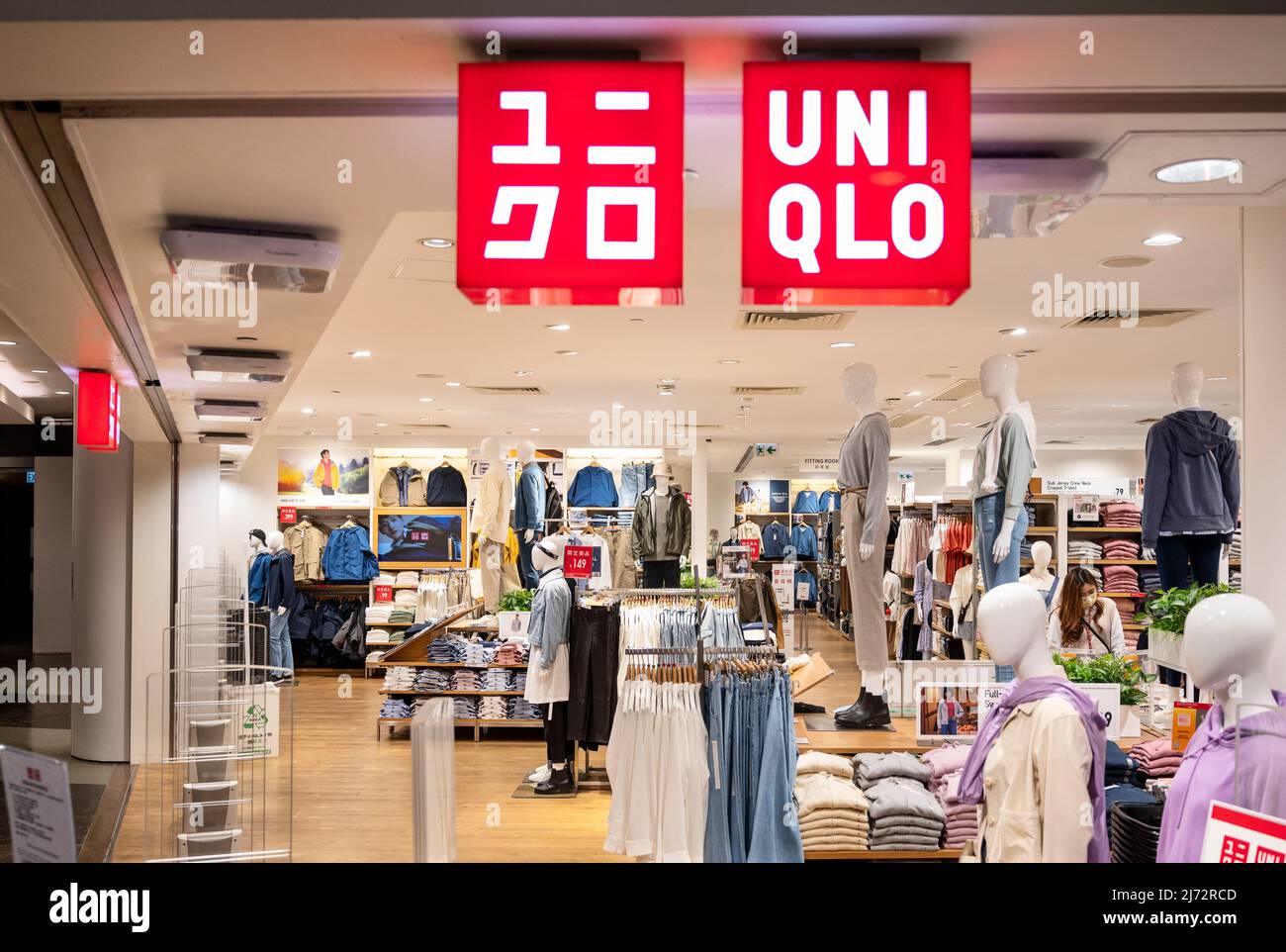 Clancy carrera Ruina Tienda Uniqlo de la marca japonesa de ropa multinacional en Hong Kong.  (Foto de Budrul Chukrut / SOPA Images/Sipa USA Fotografía de stock - Alamy