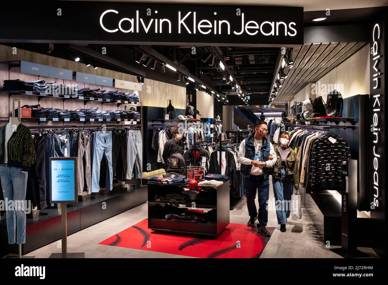 Los compradores son vistos en la marca de moda multinacional americana, Calvin  Klein Jeans (CKJ) tienda en Hong Kong. (Foto de Budrul Chukrut / SOPA  Images/Sipa USA Fotografía de stock - Alamy