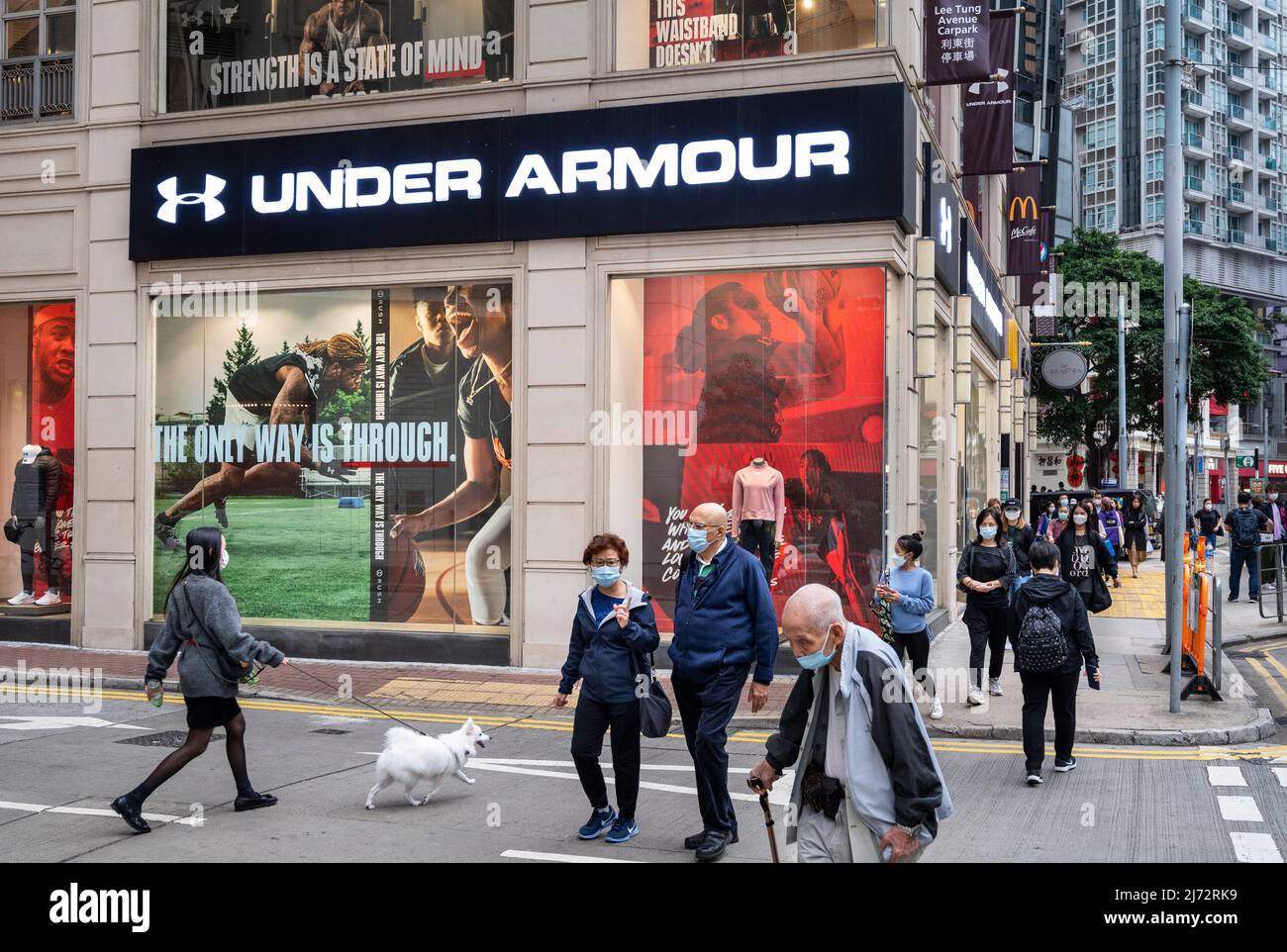 peatones pasan por delante de la marca de ropa multinacional americana bajo la tienda Armor en Hong (Foto de Budrul Chukrut / SOPA Images/Sipa USA Fotografía de stock - Alamy