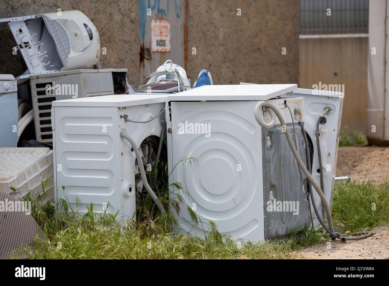 Los electrodomésticos viejos recogidos como chatarra se venden de segunda mano. Conocimiento medioambiental. Piezas de repuesto usadas Foto de stock