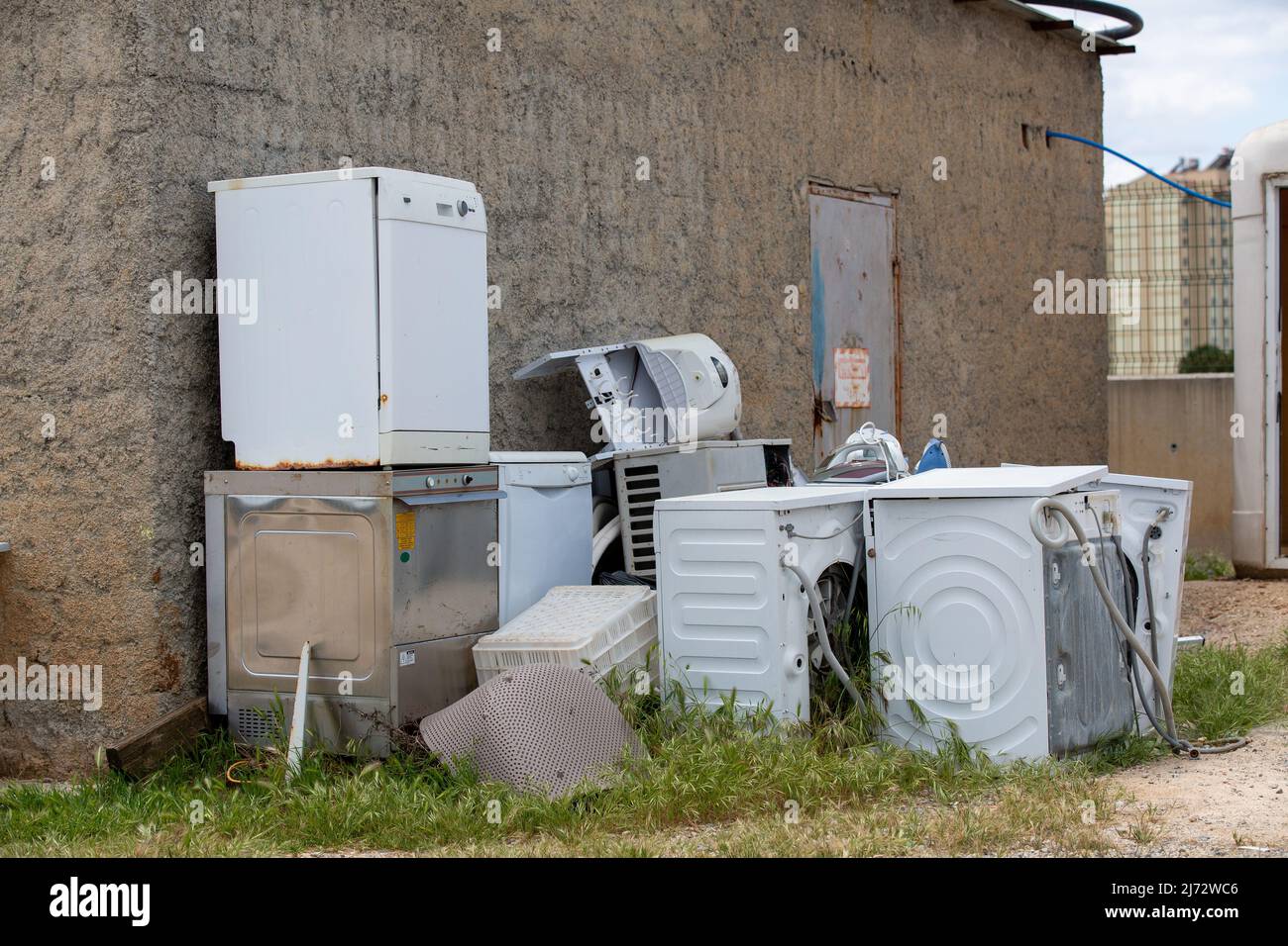 Los electrodomésticos viejos recogidos como chatarra se venden de segunda mano. Conocimiento medioambiental. Piezas de repuesto usadas Foto de stock