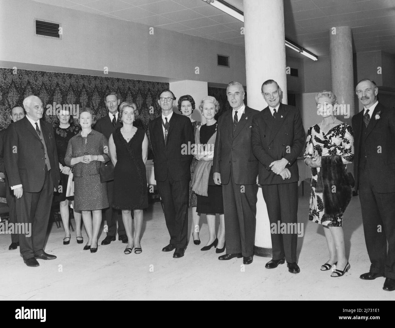 Los huéspedes que asistan a una cena de 21st Aniversario celebrada en Camelot Rooms, High Street, Winchester, Hampshire, el 21 de octubre de 1967 (día Trafalgar). El evento fue organizado por la filial de Winchester y District de la Royal Marines Association. Entre los invitados se encontraban el Almirante de la Flota el Earl Mountbatten de Birmania; el General Sir Ian HANDURY Riches, Presidente Nacional de la Asociación Real de Marines; Bernard William de Courcy–Ireland, Presidente de la Rama Winchester; y Adam P. Lang, Presidente de la Rama Winchester. Foto de stock