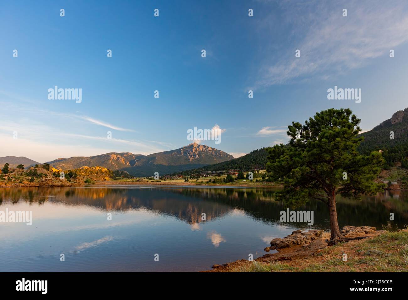 Vista soleada del hermoso Lago Marys del Parque Nacional de las Montañas Rocosas en Colorado Foto de stock