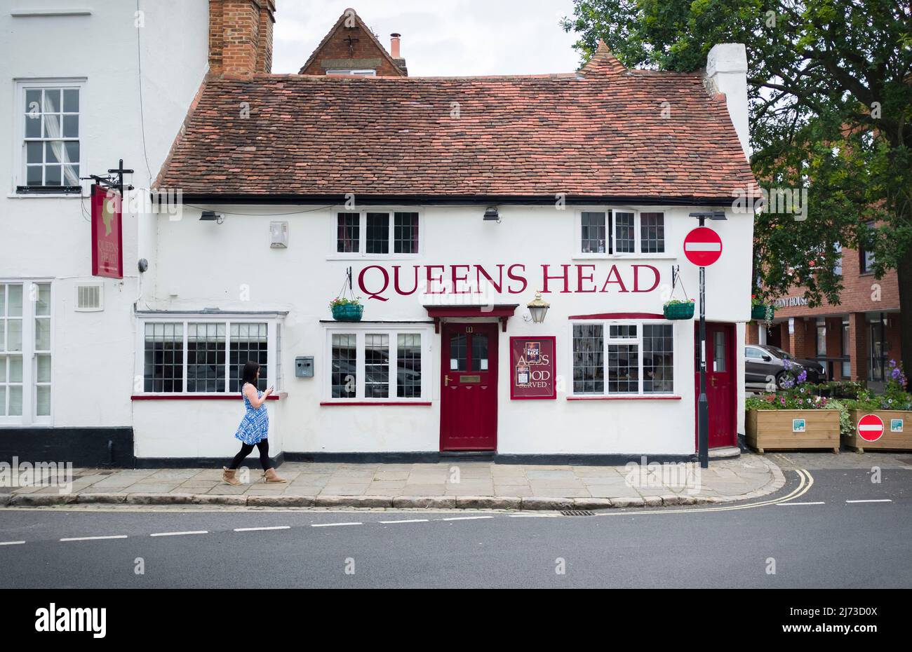 AYLESBURY, Reino Unido - 01 de julio de 2021. Exterior del antiguo pub inglés tradicional, el Queens Head. Escena de la calle fuera de la casa pública. Foto de stock