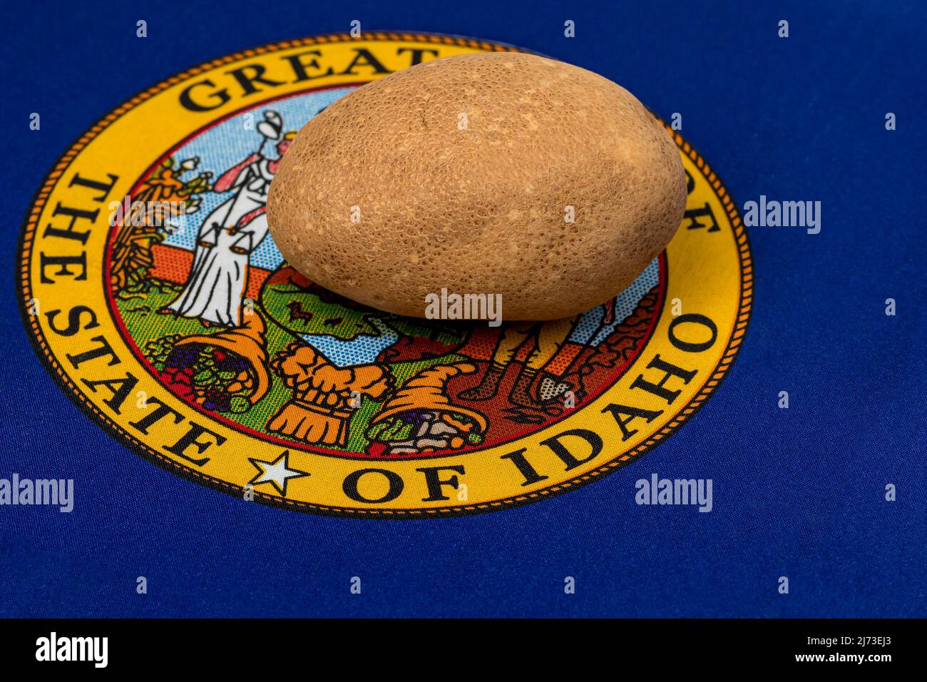 Bandera del estado de Idaho y patatas russet. Concepto de producción, comercio y exportación de papa. Foto de stock