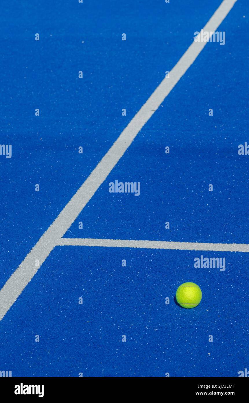 pista de tenis blue paddle, una sola pelota cerca de la línea de base Foto de stock