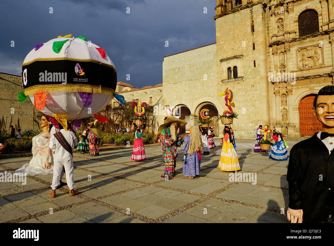 Gigantes Monas de Calenda durante la celebración de bodas frente a la Iglesia de Santo Domingo de Guzmán, Oaxaca de Juárez, Oaxaca, México, Oaxaca de Foto de stock