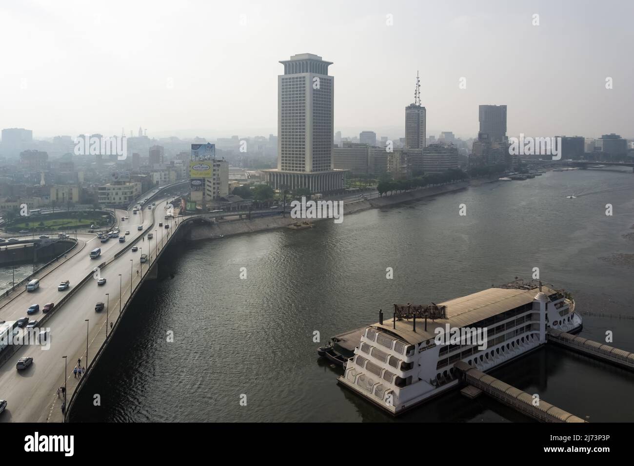 Detalle arquitectónico de la orilla del Nilo en el centro de El Cairo, provincia de Zamelek, en el puente del 15 de mayo Foto de stock