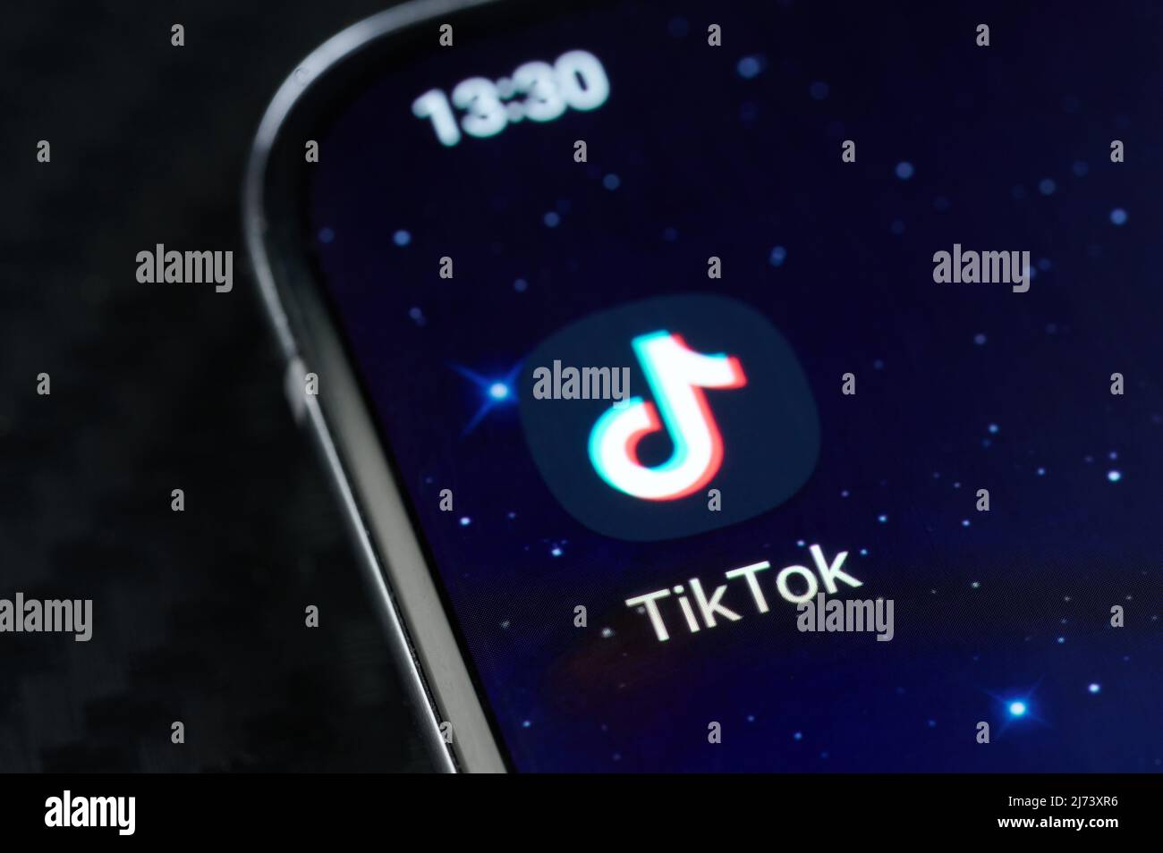 Nueva york, EE.UU. - 5 de mayo de 2022: Tiktok social media móvil aplicación en la pantalla del smartphone de cerca vista Foto de stock