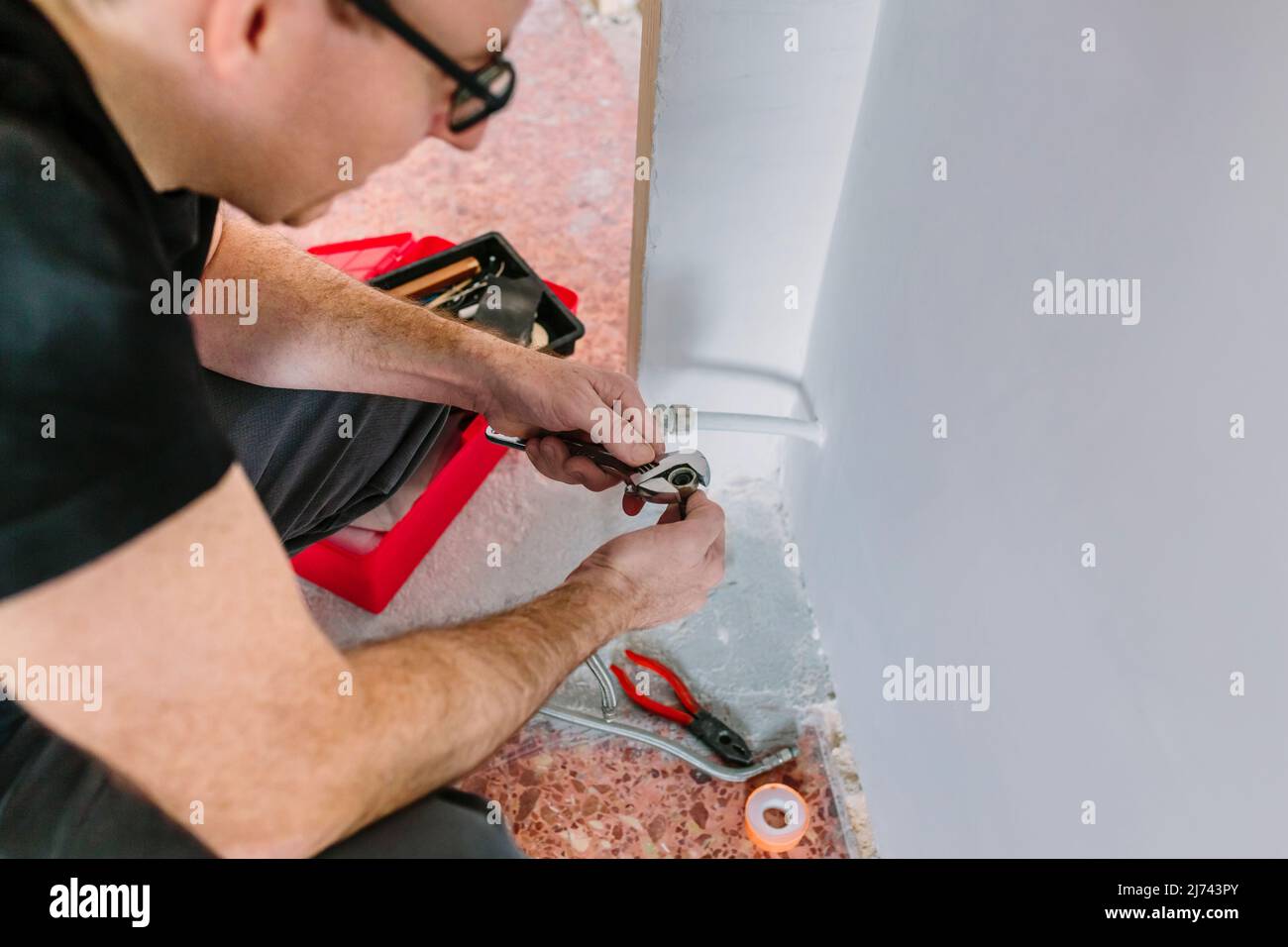 Llave de ajuste de fontanero para instalar la calefacción Fotografía de  stock - Alamy