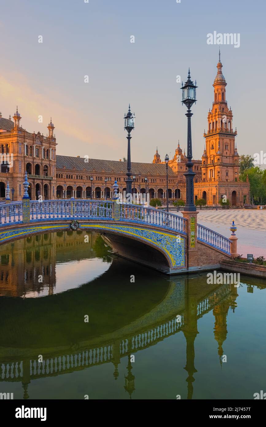 Amanecer en la Plaza de España, una de las plazas más famosas de Sevilla. En honor a la Exposición Iberoamericana de 1929, se erigían varios edificios Foto de stock