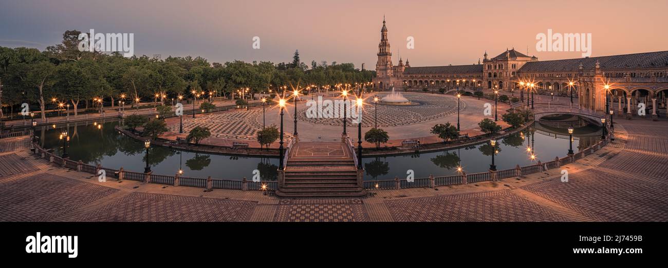 Una foto panorámica panorámica 3x1 desde un amanecer en la Plaza de España, una de las plazas más famosas de Sevilla. En honor a la Exposición Iberoamericana de 1 Foto de stock