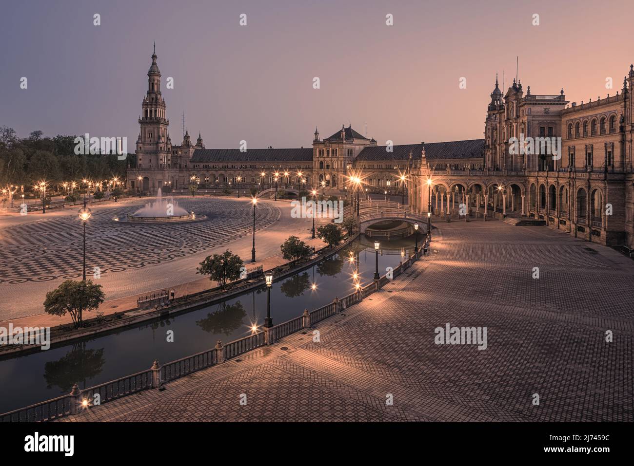 Amanecer en la Plaza de España, una de las plazas más famosas de Sevilla. En honor a la Exposición Iberoamericana de 1929, se erigían varios edificios Foto de stock