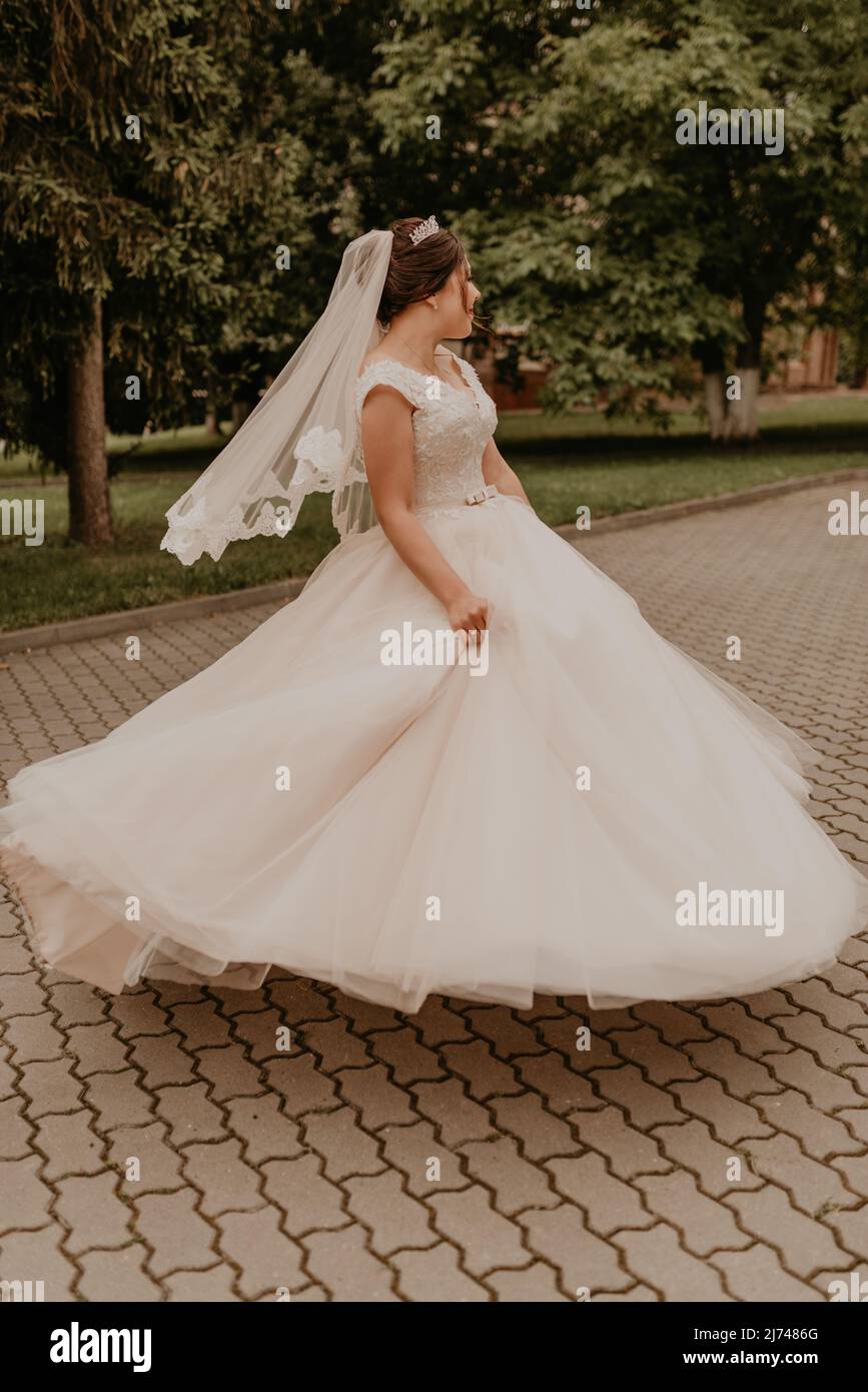 Vestido de novia cenicienta fotografías e imágenes de alta resolución -  Alamy
