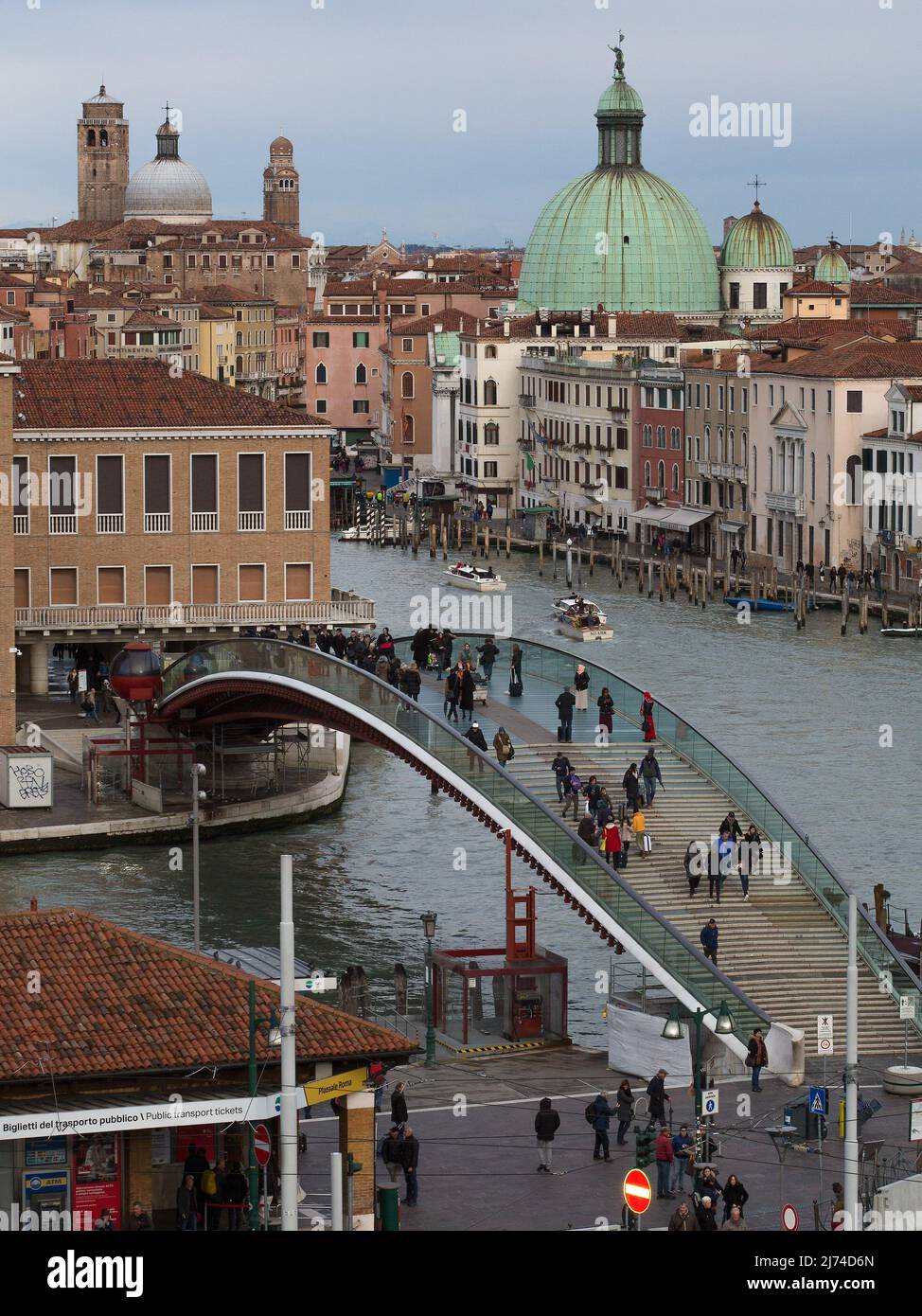 Italien Venedig Calatrava-Brücke -398 über den Canal Grande rechts Kuppelkirche San Simeòn Piccolo links Kirche San Geremia gesehen vom Parkhaus Autor Foto de stock