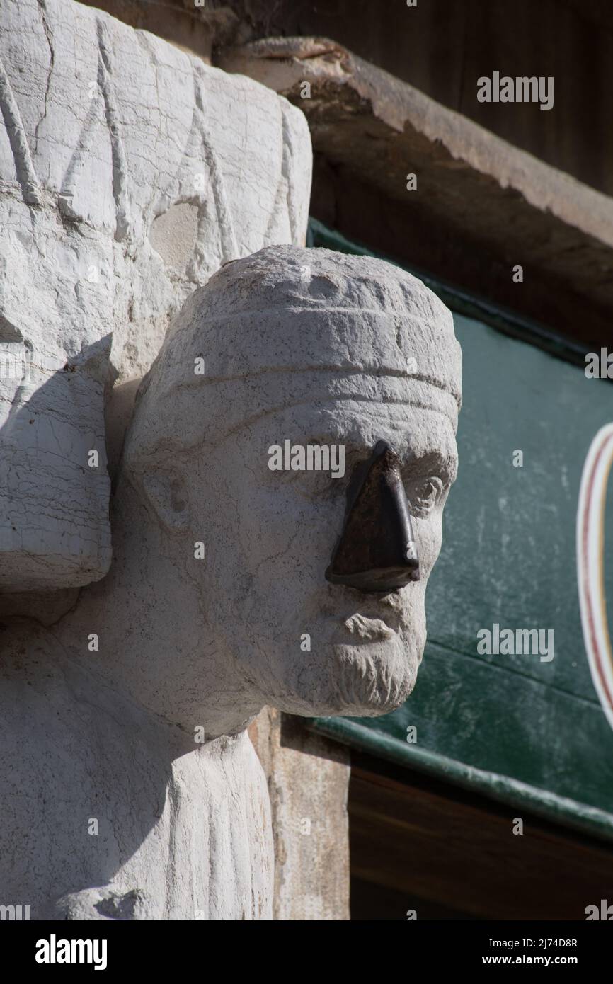 Italien Venedig Campo dei Mori -97 Skulptur des Sior Antonio Rioba 13 JH mit der eisernen Nase diese nach Beschädigungen erst im 19 JH angebracht Foto de stock