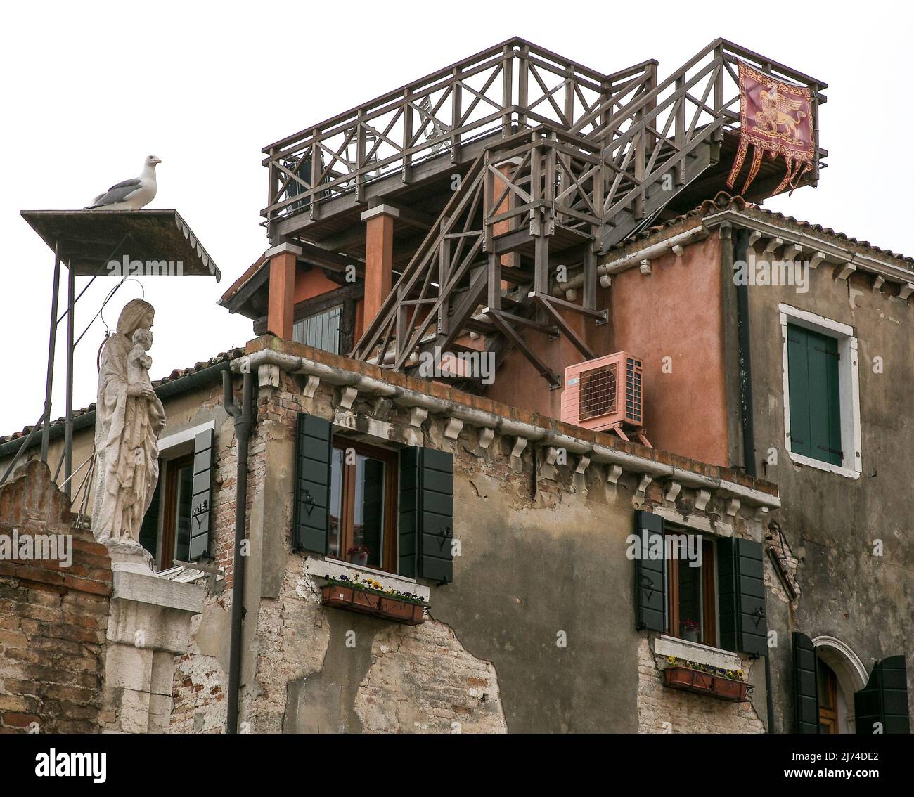 Italien Venedig Cannaregio-Bezirk hölzerne Dachterrasse -599 Foto de stock