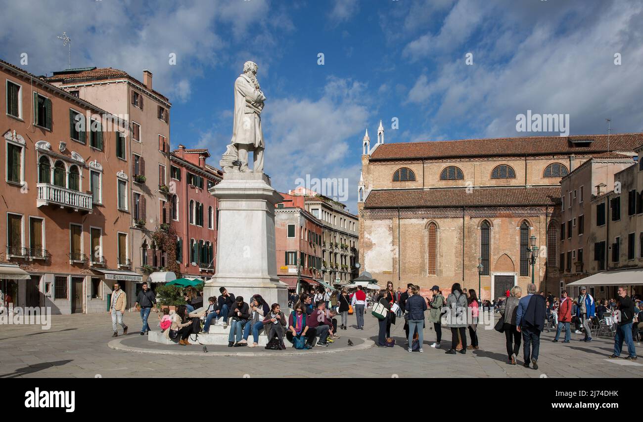 Italien Venedig Denkmal für Niccolò Tommaseo -204 auf dem Campo San Stefano Marmorstandbild 1882 von Francesco Barzaghi rechts Kirche San Stefano Foto de stock