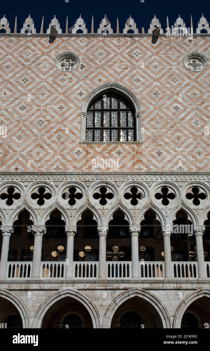 Italien Venedig Dogenpalast -5 Südflügel 14-15 JH Fassadenausschnitt Foto de stock