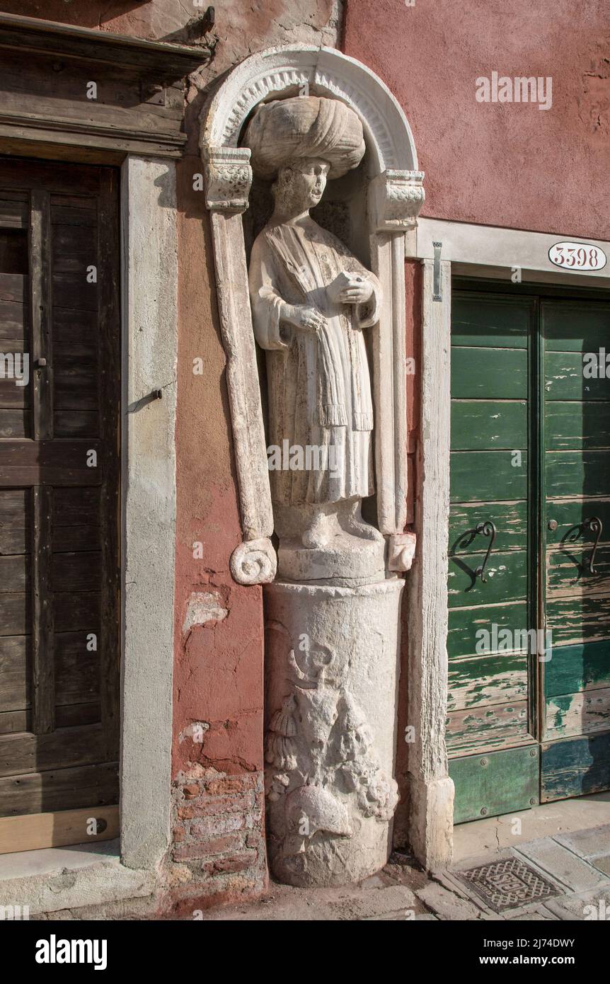 Italien Venedig Fondamenta dei Mori -83 Skulptur 13 JH eines orientalischen Gewürzkaufmanns links neben dem Haus von Domenico Tintoretto Foto de stock