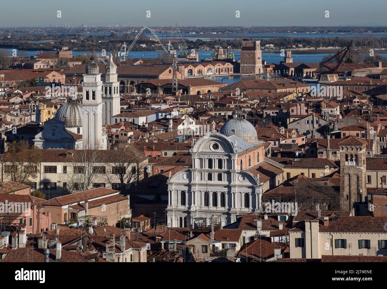 Italien Venedig Kirche San Zaccaria -488 Westfassade ganz links San Giórgio dei Geci dahinter San Antonìn oben das Arsenal gesehen vom Campanile von Foto de stock