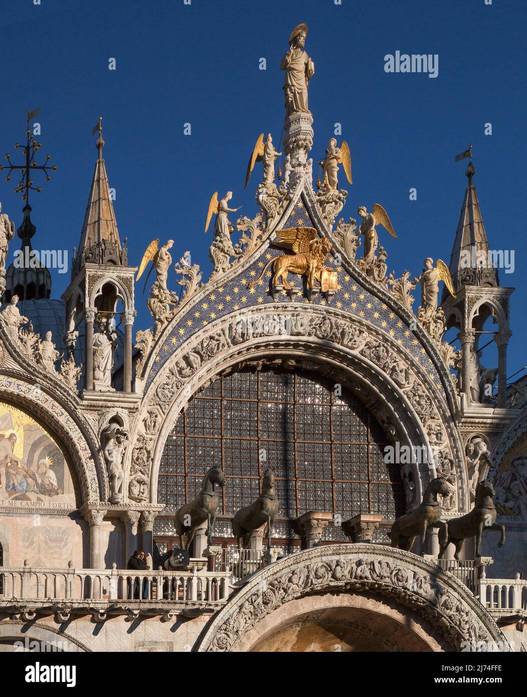 Italien Venedig Markusdom -510 großes Fenster über dem Hauptportal auf der Galerie der Westfassade die vier 1204 in Konstantinopel erbeuteten Bronzepf Foto de stock