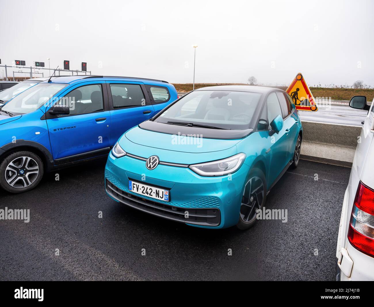 Vendenheim, Francia - 14 de noviembre de 2021: Nuevo VW Volkswagen ID3 vehículo eléctrico EV estacionado junto al vehículo de gas Dacia Stepway Foto de stock