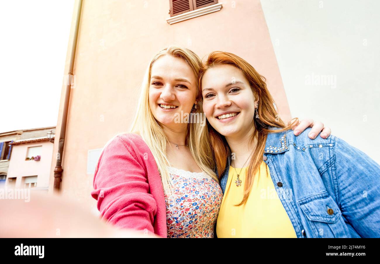 Mujeres jóvenes novias tomando selfie en el casco antiguo - Concepto de viaje con niñas felices divertirse juntos - Las mejores amigas captura momento con mod Foto de stock