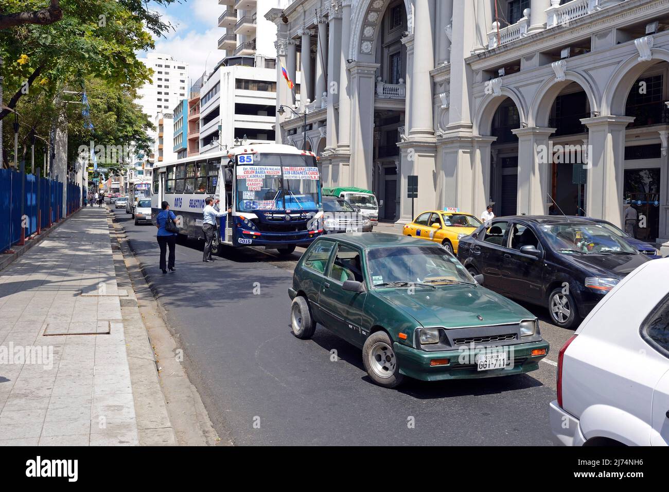 Típico caos de tráfico en el casco antiguo, Ecuador, Guayaquil Foto de stock