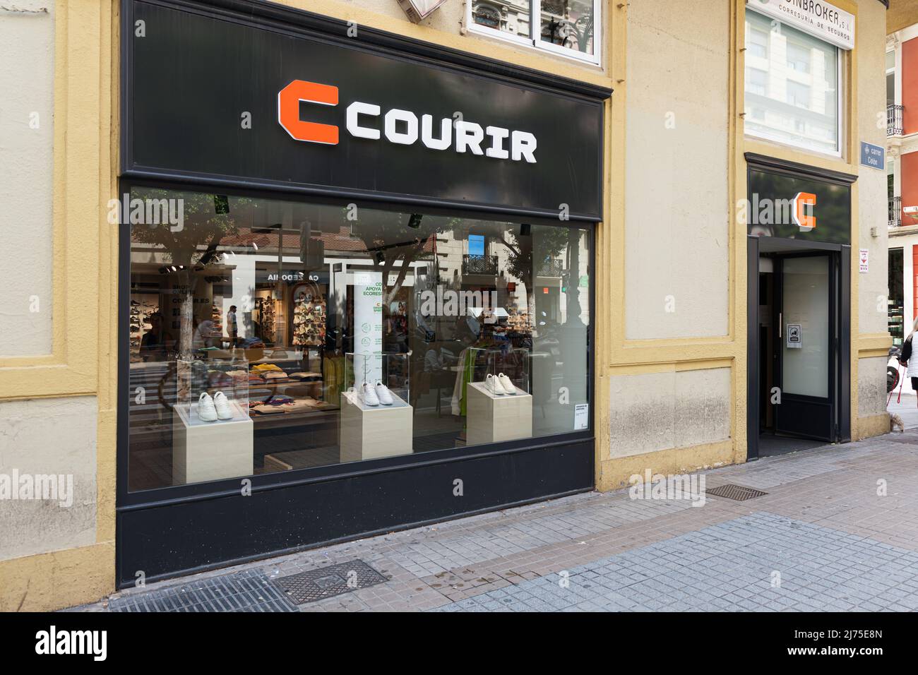 VALENCIA, ESPAÑA - 05 DE MAYO de 2022: Courir es una cadena de tiendas de ropa  deportiva y de sneaker francés Fotografía de stock - Alamy