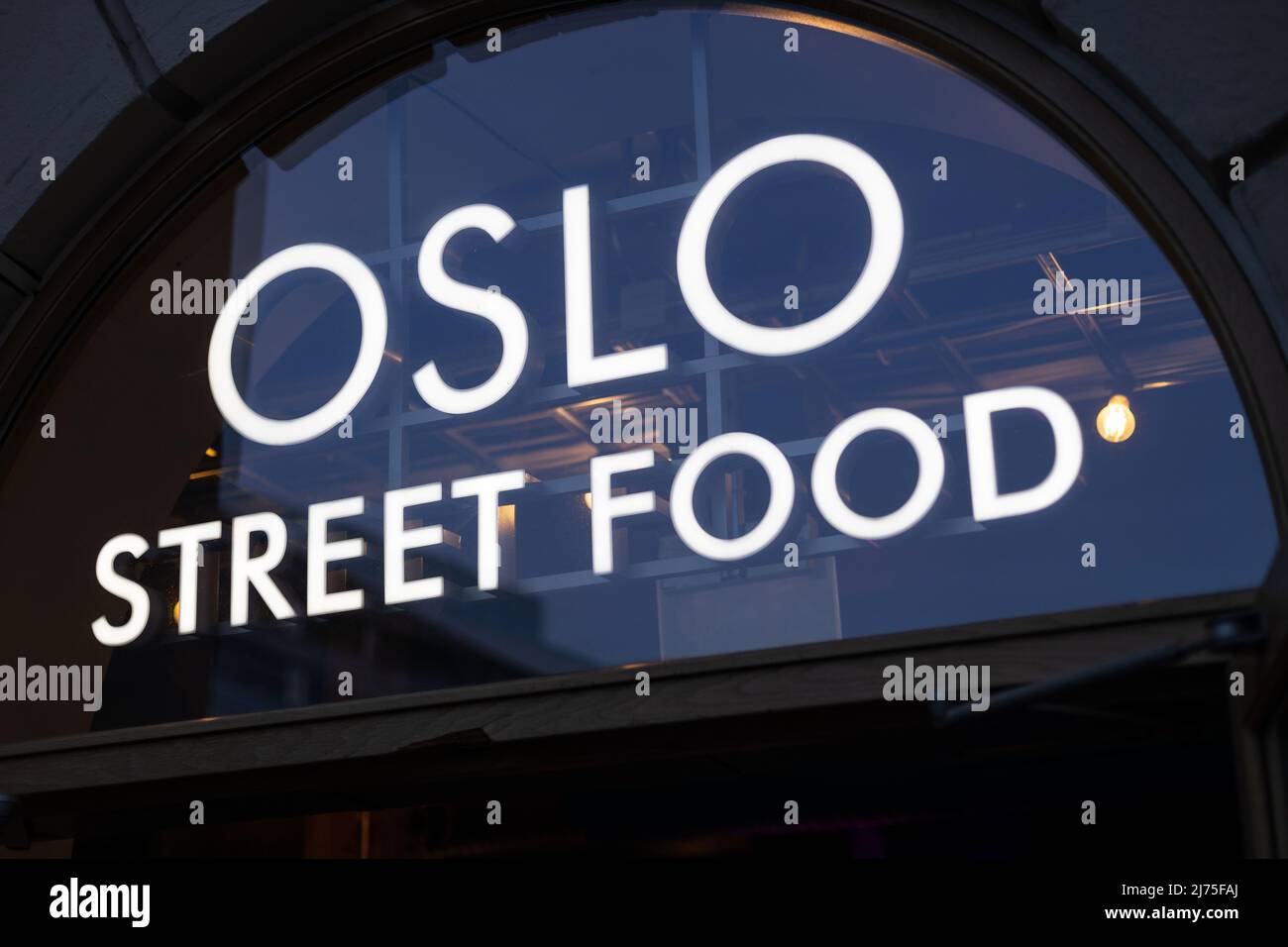 Oslo, Noruega. 01 de mayo de 2022: Oslo Street Food, anteriormente Torggata Bad, se está transformando en la sala de comidas más emocionante de Oslo. Foto de stock
