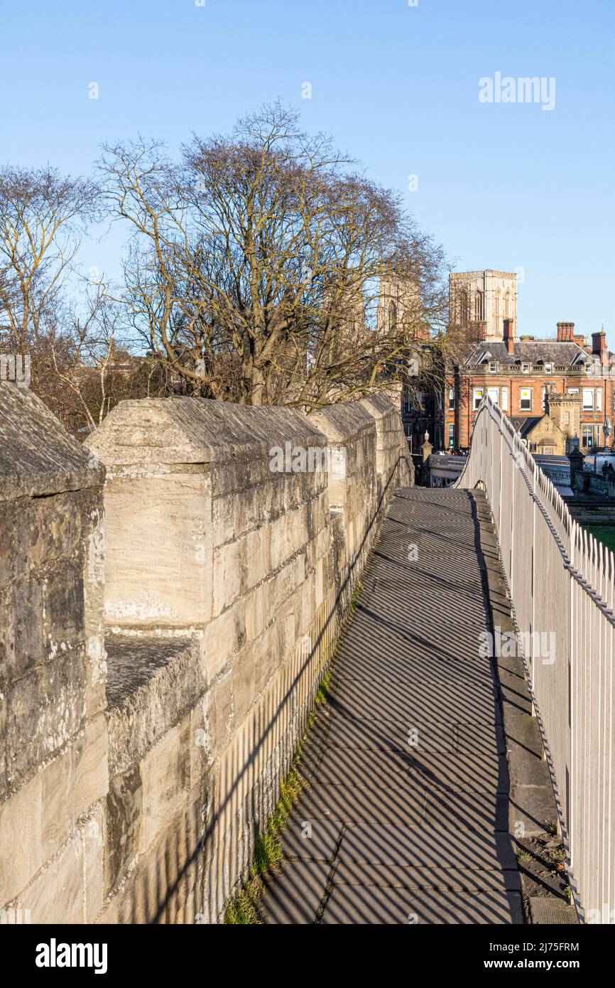 La pasarela en invierno alrededor de las murallas de la ciudad de York, Yorkshire, Inglaterra Reino Unido Foto de stock