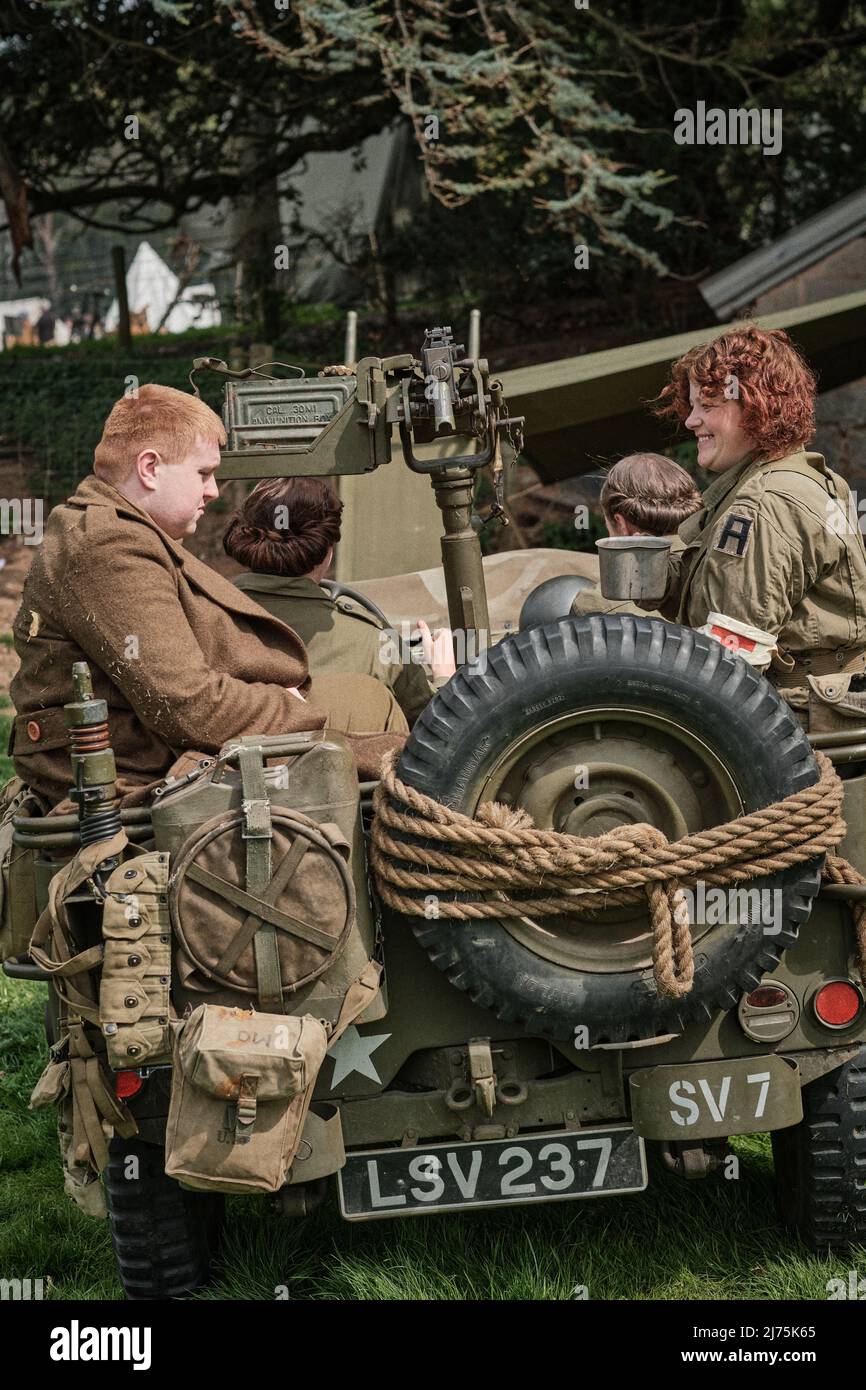 Un grupo de enfermeras del Ejército de los Estados Unidos y un soldado sentado en un jeep en el evento No Man's Land en Bodrhyddan Hall, Gales Foto de stock