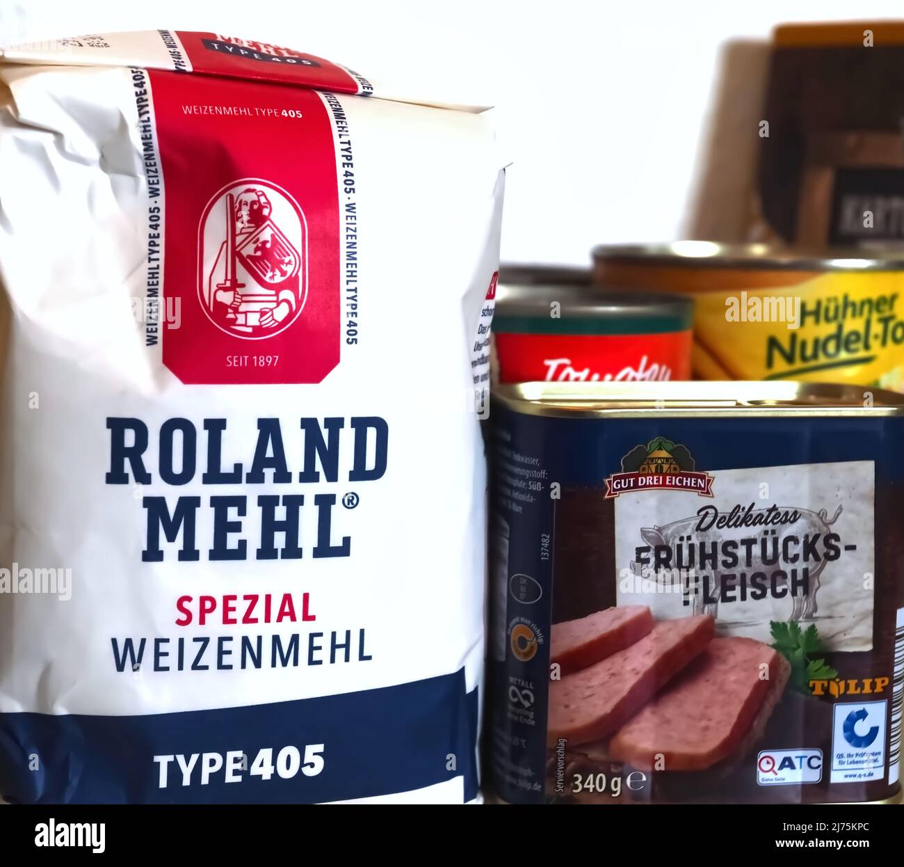 Carrito de compras con comestibles alemanes de larga duración Foto de stock