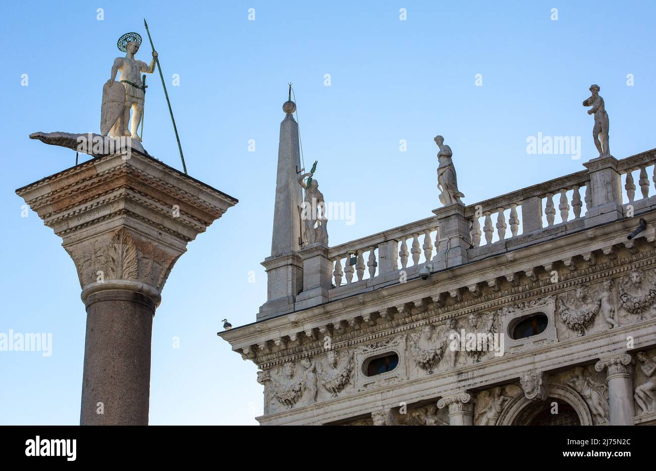 Italien Venedig Piazzetta -494 monolithische Säule mit Figur des hl Theodor Komposition des 14 JH aus antiken Spolien vom 2 JH v Chr bis zum 2 JH n Ch Foto de stock