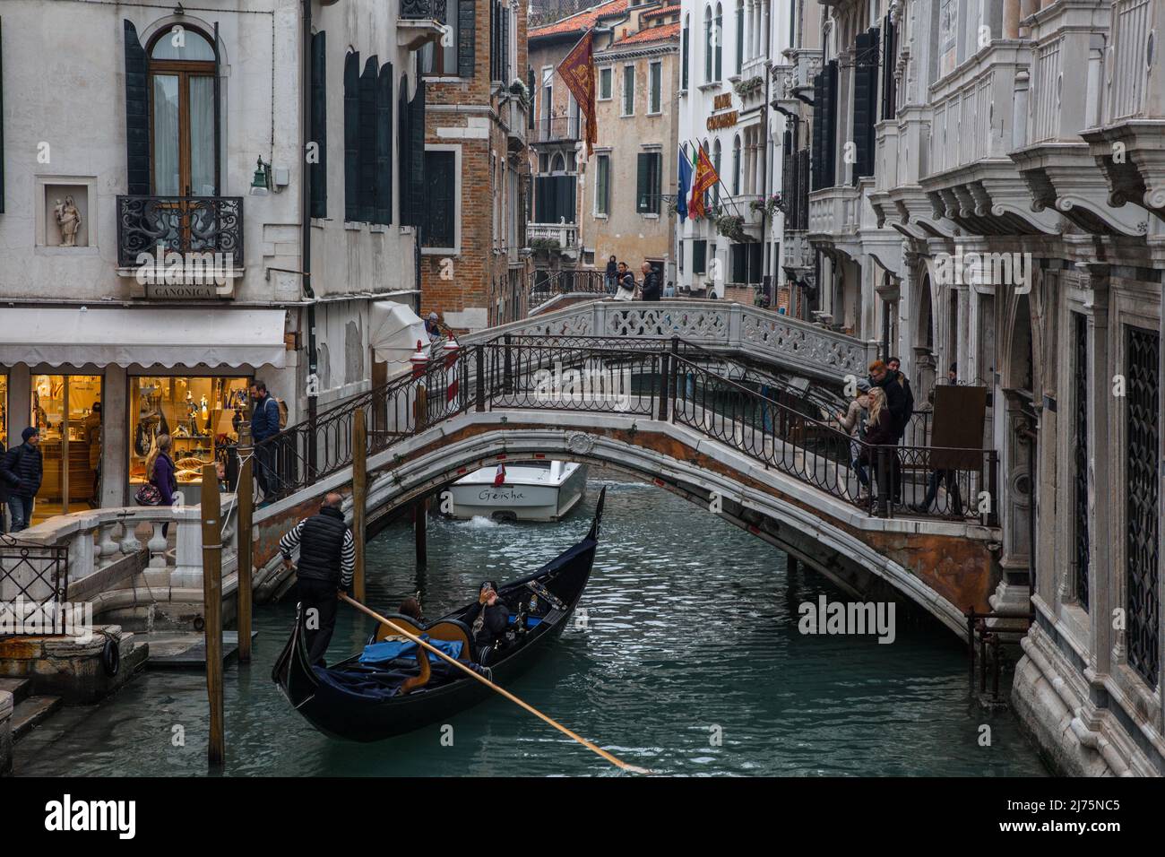 Italien Venedig Rio di Palazzo -366 Brücken über den Rio di Palazzo Blick nach Norden links Einmündung der Calle de la Canonica Foto de stock