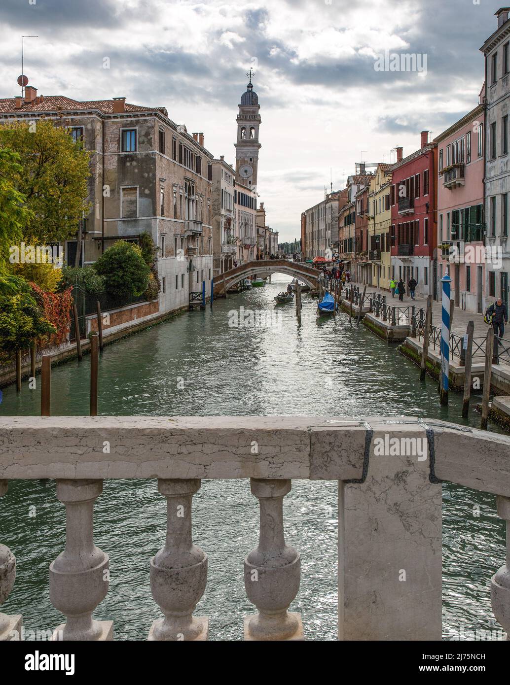 Italien Venedig Rio di San Lorenzo -268 Blick nach Süden zum Campanile von San Giórgio dei Geci Foto de stock