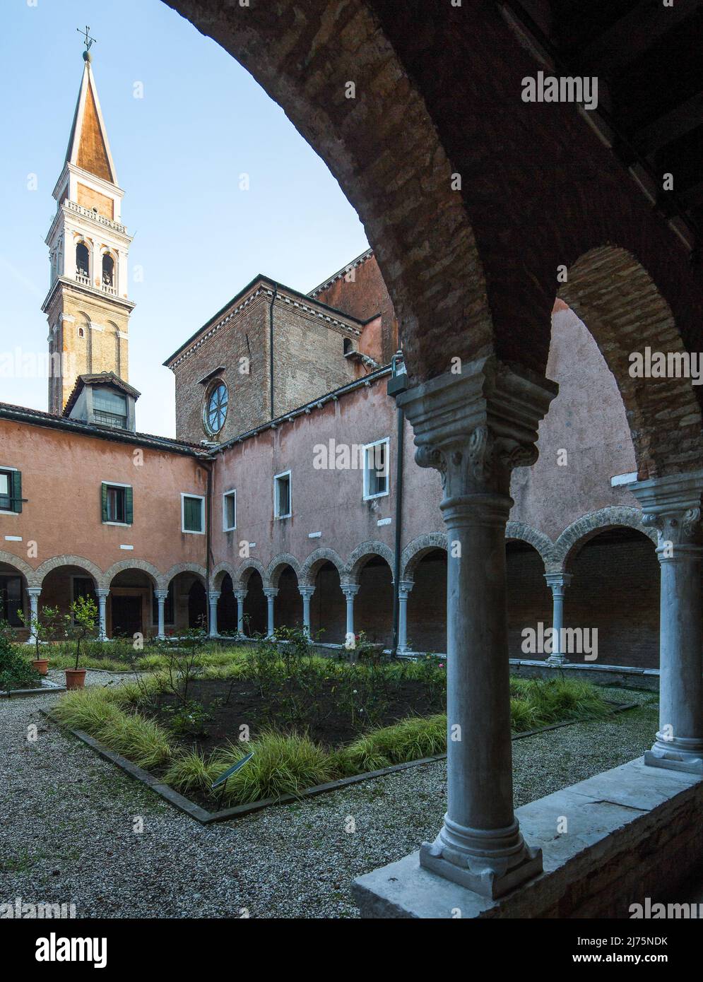 Italien Venedig San Francesco della Vigna -358 östlicher Kreuzgang 14 JH und Campanile 16 JH Foto de stock