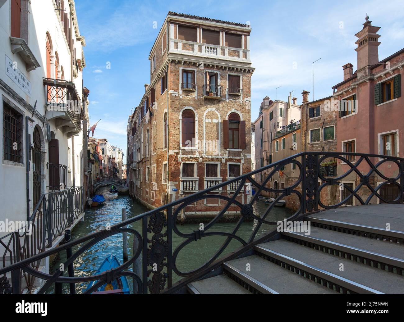 Italien Venedig Stadtteil Cannaregio -282 Kopfbau zwischen zwei Kanälen enlaces Rio di San Giovanni vorn gußeiserne Brücke im Zuge der Calle di Pinelli Foto de stock