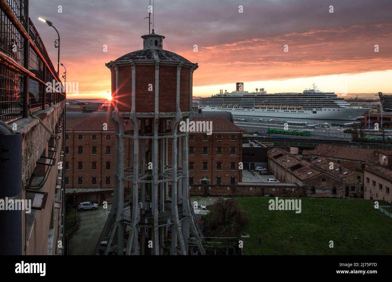 Italien Venedig Wasserturm bei der Garage San Marco -417 erb Mitte 20 JH hinten Kreuzfahrtschiff COSTA DELIZIOSA in der Stazione Marittima - Sonnenunt Foto de stock