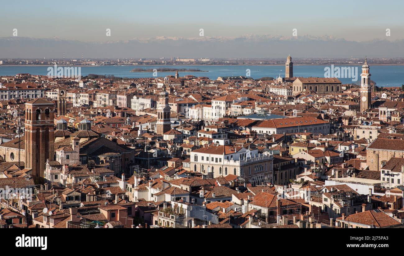 Italien Venedig Zentrum -482 gesehen vom Campanile von San Marco Richtung Nord-Nordwest enlaza San Silvsto ganz rechts Santi Apostoli daneben Madonna Foto de stock