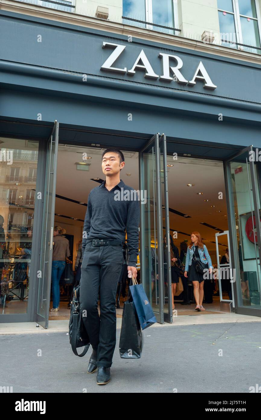 París, Francia, El hombre chino de la tienda de ropa Zara, Comprar frentes con letrero Fotografía de stock -
