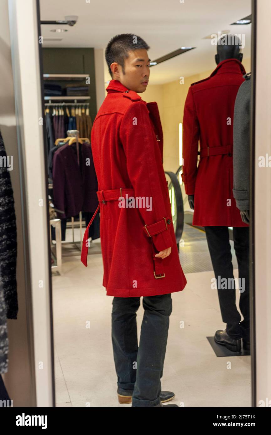 París, Francia, hombre chino de compras, tienda de ropa de Zara, mirando el  abrigo en el espejo de la tienda de la figura completa Fotografía de stock  - Alamy