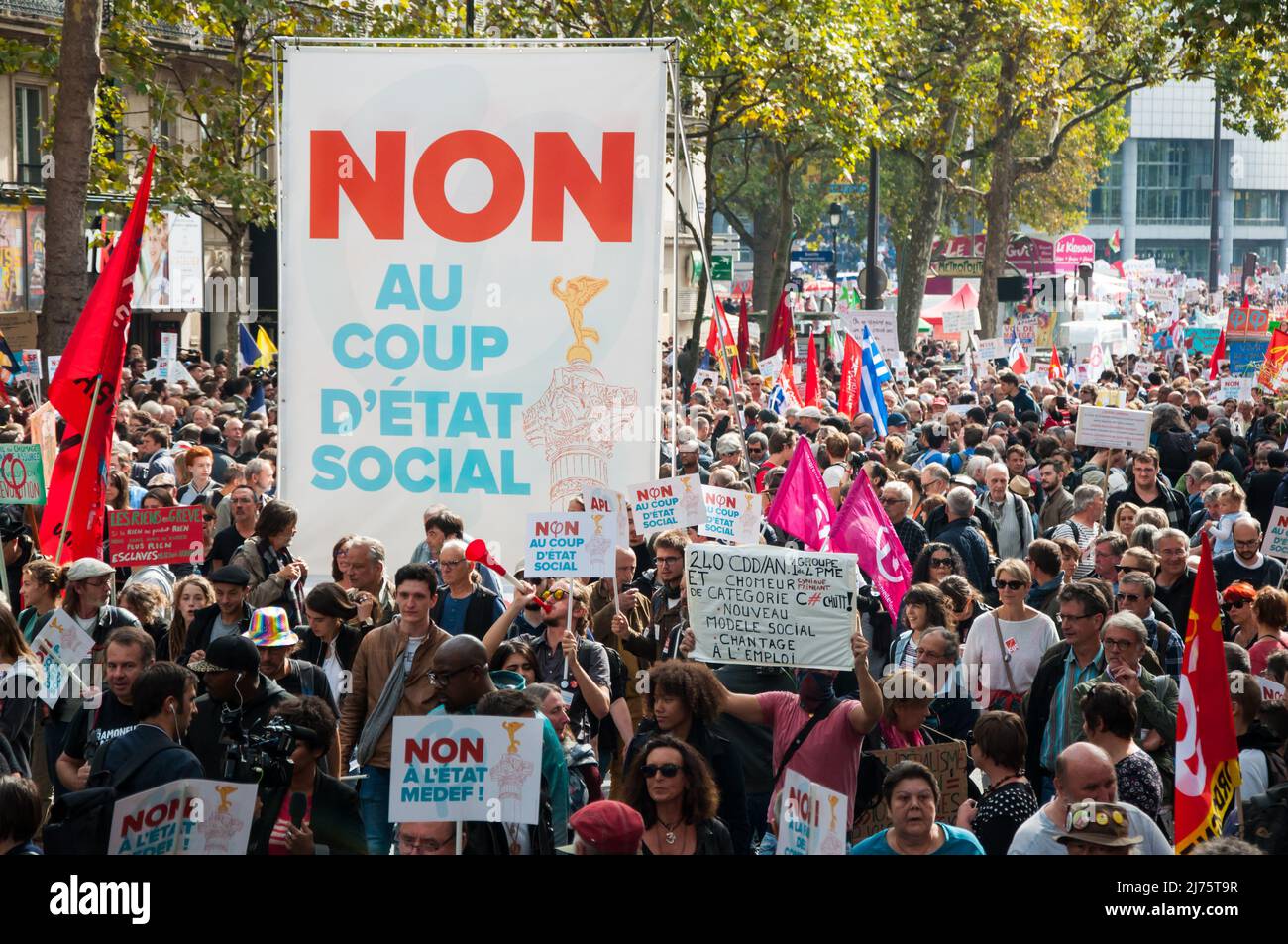 PARÍS, FRANCIA - 23 DE SEPTIEMBRE de 2017 : Demostración organizada por el partido de extrema izquierda 'Les Insoumis' contra las leyes laborales apoyadas por el presidente Macron Foto de stock