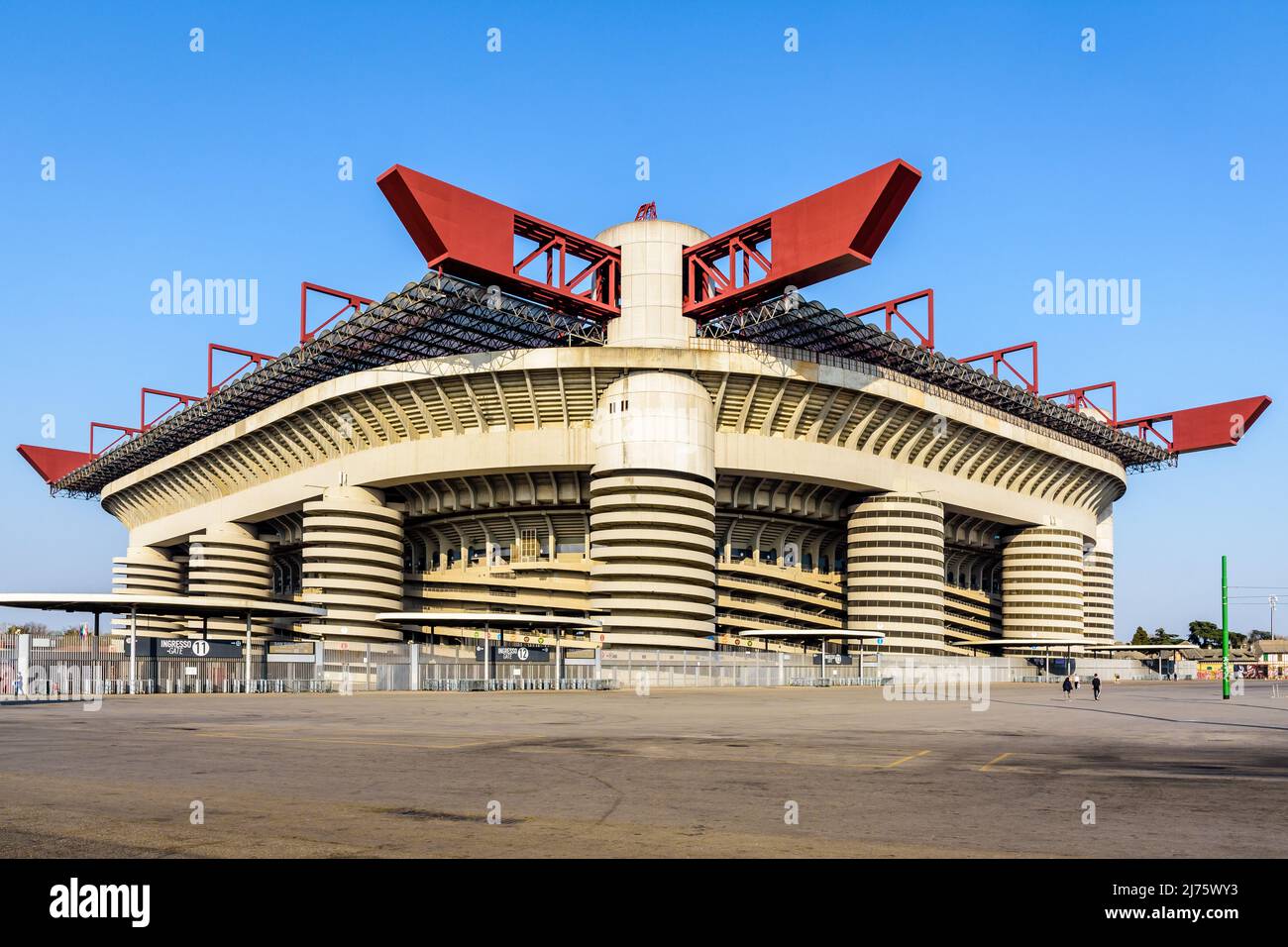 Vista general del estadio de fútbol de San Siro, estadio de los clubes de fútbol Inter de Milán y AC Milán en Milán, Italia. Foto de stock