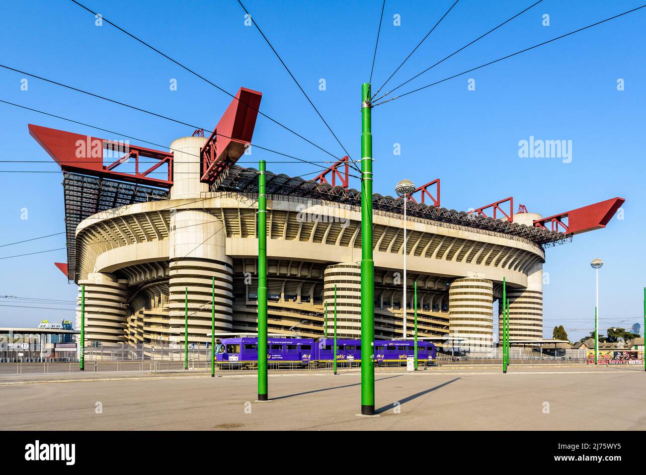 Vista general del estadio de fútbol de San Siro, estadio de los clubes de fútbol Inter de Milán y AC Milán en Milán, Italia. Foto de stock