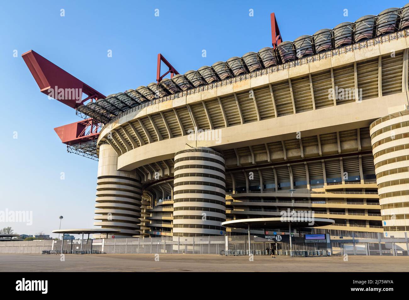 El estadio de fútbol de San Siro es el estadio de los clubes de fútbol Inter de Milán y AC Milan en Milán, Italia. Foto de stock