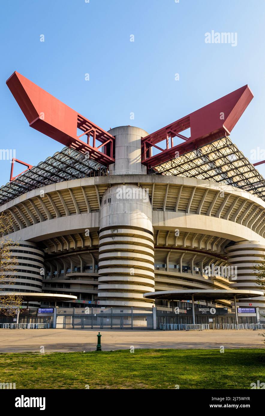 Vista en ángulo bajo de la estructura del estadio de fútbol de San Siro, estadio de los clubes de fútbol Inter de Milán y AC Milán en Milán, Italia. Foto de stock