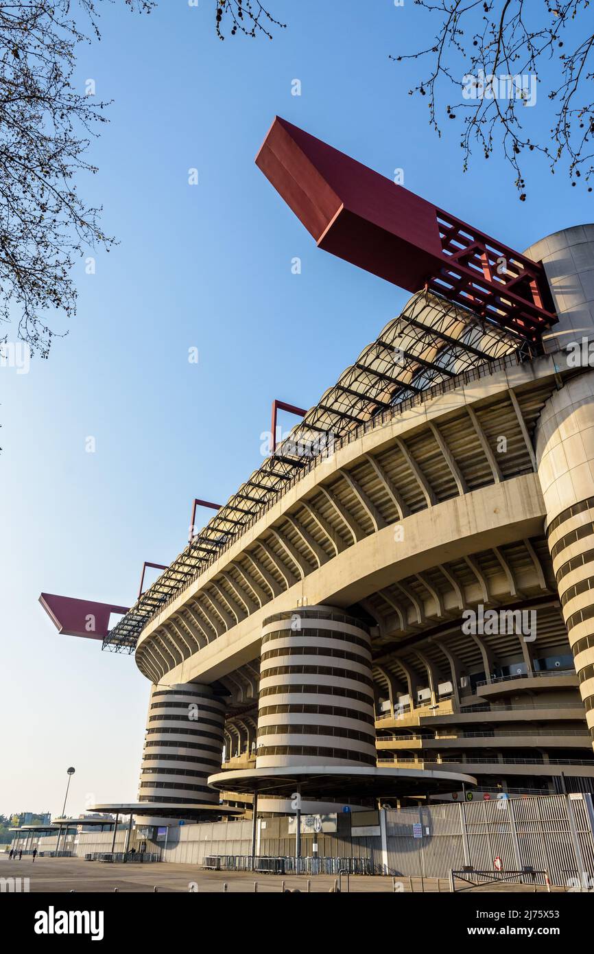 El estadio de fútbol de San Siro es el estadio de los clubes de fútbol Inter de Milán y AC Milan en Milán, Italia. Foto de stock
